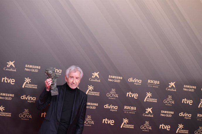 José Sacristán posa con su Goya a la mejor interpretación protagonista en la 36 gala de los Premios Goya, en el Palau de les Arts de Valencia, a 12 de febrero de 2022, en Valencia, Comunidad Valenciana, (España). La  Academia de las Artes y las Ciencia