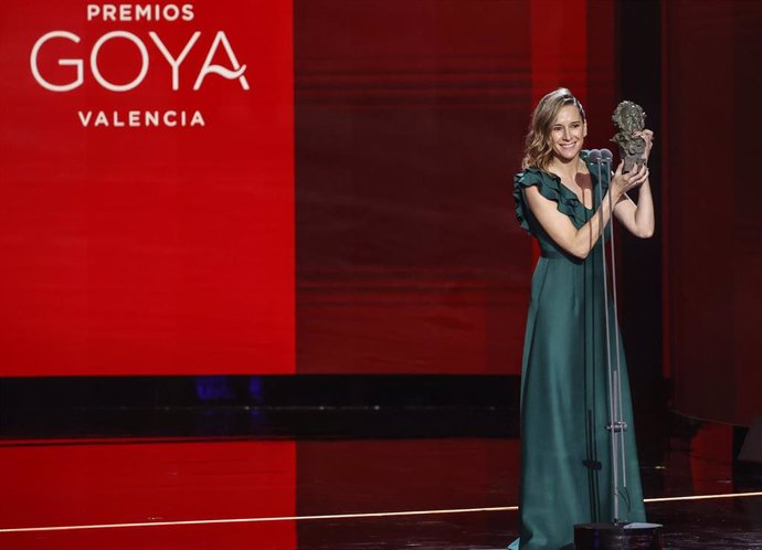 La directora Clara Roquet recibe su Goya  a la mejor dirección novel en la 36 gala de los Premios Goya, en el Palau de les Arts de Valencia. 