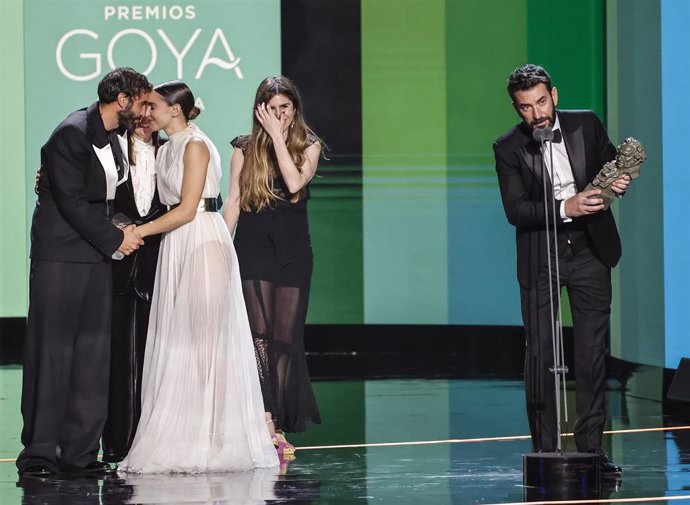 Arturo Valls y Verónica Echegui (2i)recogen su Goya al mejor cortometraje de ficción en la 36 gala de los Premios Goya, en el Palau de les Arts de Valencia, a 12 de febrero de 2022, en Valencia, Comunidad Valenciana, (España). 