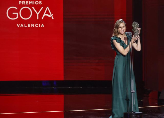 La directora Clara Roquet recibe su Goya  a la mejor dirección novel en la 36ª gala de los Premios Goya, en el Palau de les Arts de Valencia, a 12 de febrero de 2022, en Valencia, Comunidad Valenciana, (España). La  Academia de las Artes y las Ciencias Ci