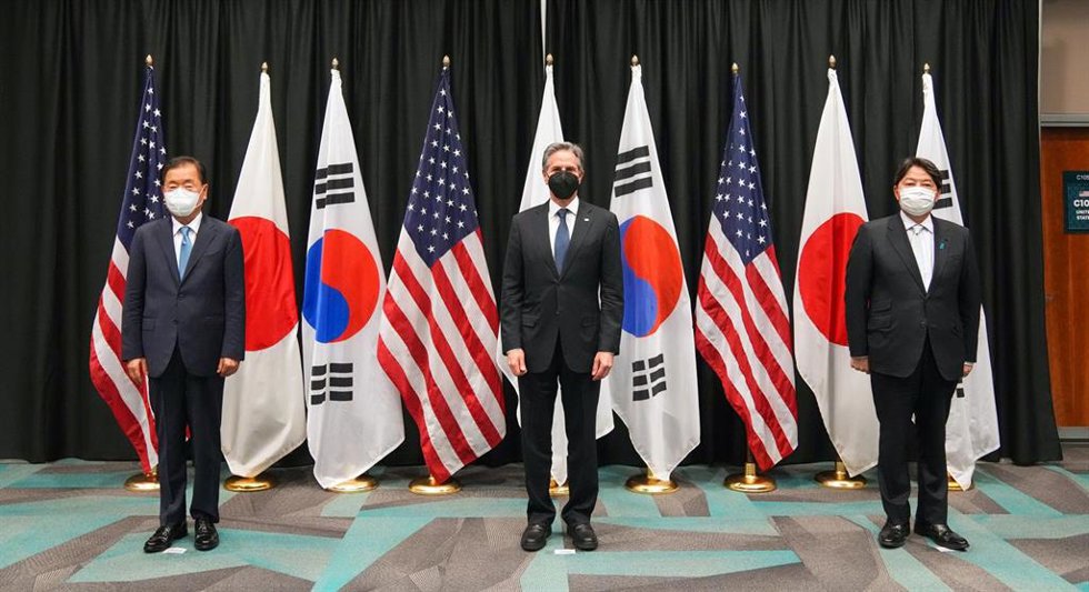Los responsables de Exteriores de Corea del Sur, EEUU y Japón -- Chung Eui Yong,  Antony Blinken y Yoshimasa Hayashi -- en la reunión trilateral de Honolulu (Hawái)