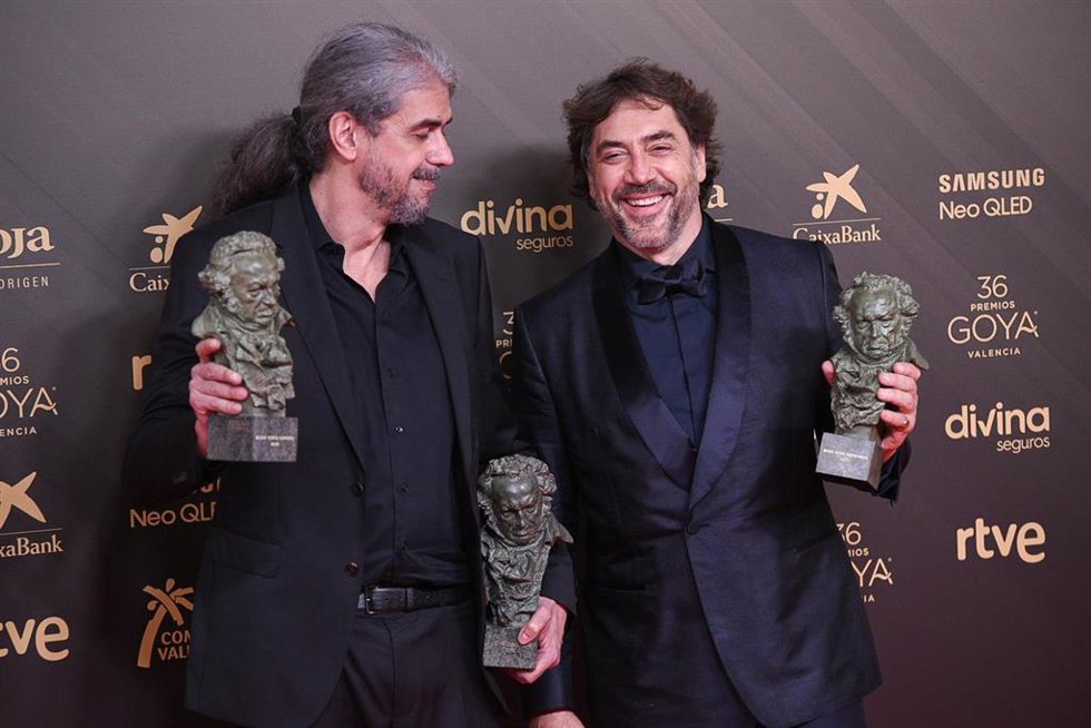 El director Fernando León de Aranoa y el actor Javier Bardem posan con tres de los Goyas que ha obtenido 'El buen patrón' en la 36 gala de los Premios Goya, en el Palau de les Arts de Valencia, a 12 de febrero de 2022, en Valencia.
