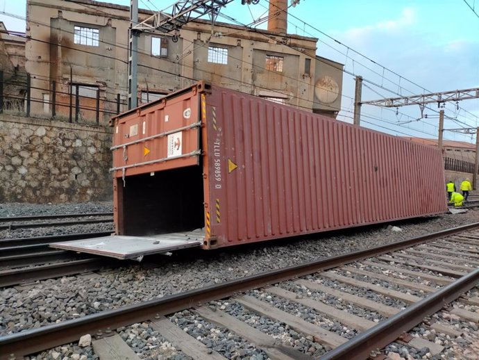 Imagen de un vagón del tren de mercancías descarrilado.