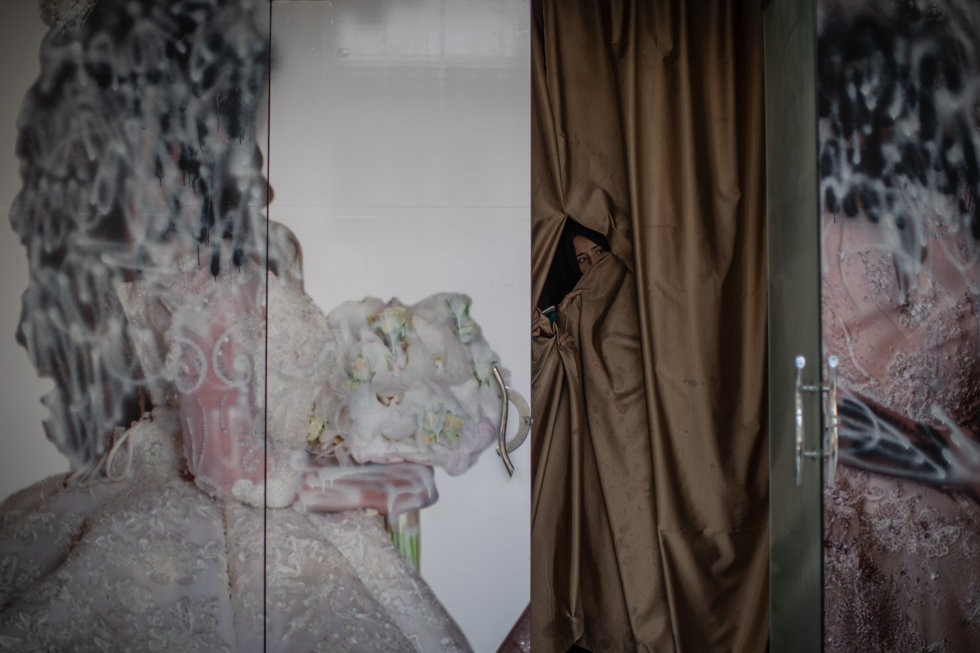 Una mujer afgana se asuma desde un salón de belleza
