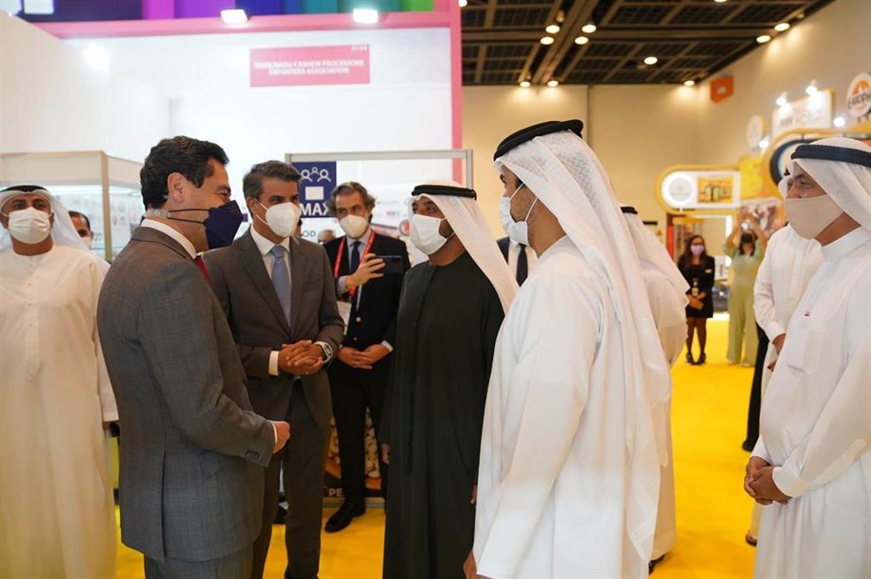 El presidente de la Junta de Andalucía, Juanma Moreno, traslada este domingo en Dubái al presidente de Emirates, Ahmed Bin Saeed Al Maktoum, su interés por que esta gran compañía aérea establezca conexión directa entre Andalucía y Dubái
