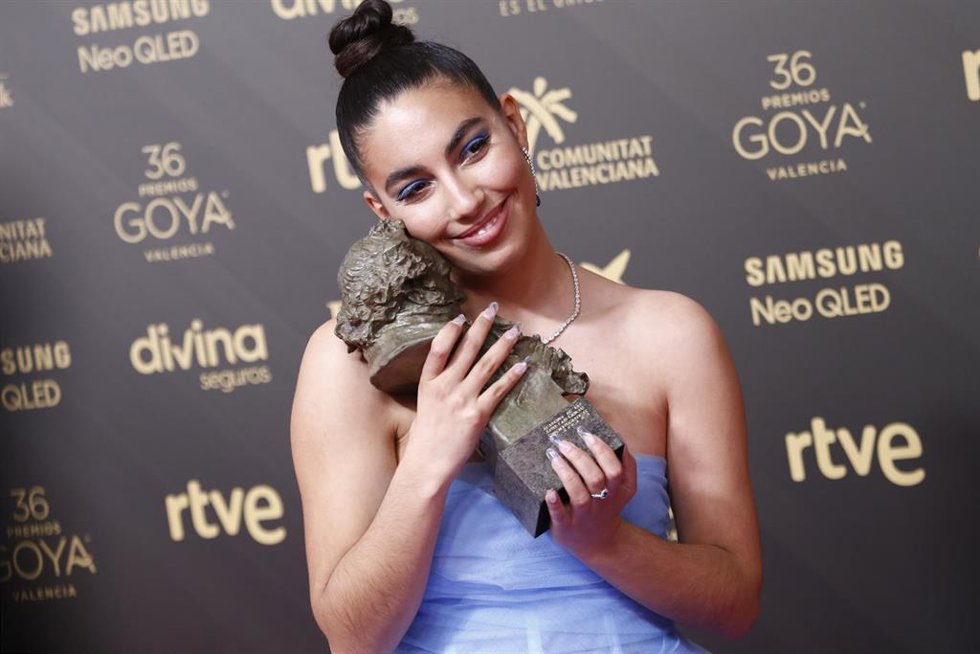 María José Llergo posa con el Goya a mejor canción en el photocall de la 36 gala de los Premios Goya.