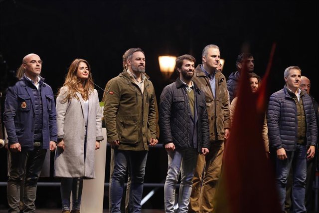 (I-D) El vicepresidente de Acción Política y eurodiputado de Vox, Jorge Buxadé; la cabeza lista por Segovia, Susana Suárez; el presidente de Vox, Santiago Abascal;  el candidato, Juan García-Gallardo y el secretario general de VOX, Javier Ortega Smith.