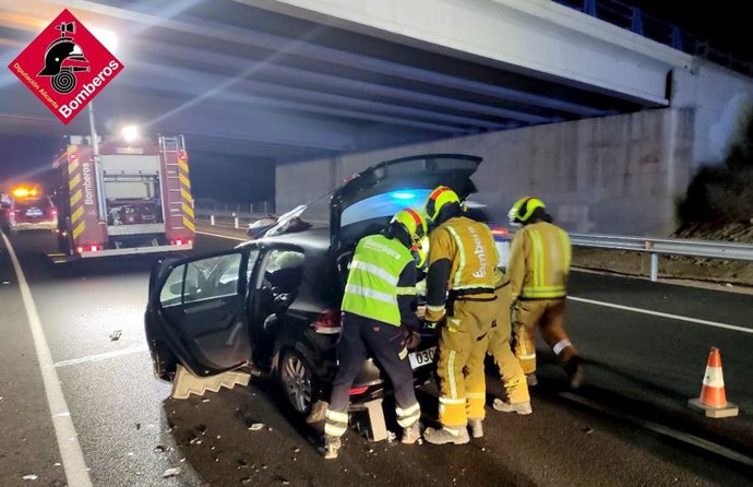 Herido un conductor al quedar atrapado en su vehículo tras un accidente en la A-7 en Elche