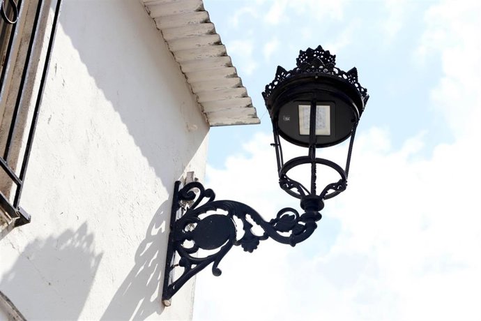 Archivo - Una de las nuevas luminarias con tecnología led instaladas en municipios de la provincia de Córdoba.