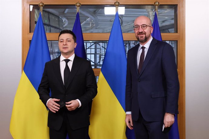 Archivo - HANDOUT - 15 December 2021, Belgium, Brussels: European Council President Charles Michel (R)receives Ukrainian President Volodymyr Zelensky for a meeting on the sidelines of the EU-Eastern Partnership Summit in Brussels. Photo: Dario Pignatel