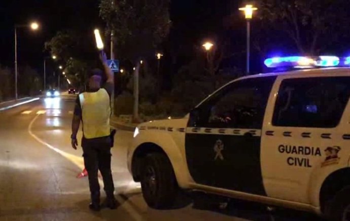 Agente de la Guardia Civil en un control. Archivo.