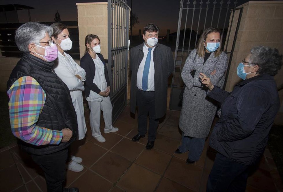 El alcalde de Huelva, Gabriel Cruz, durante su visita a la Asociación Siloé.