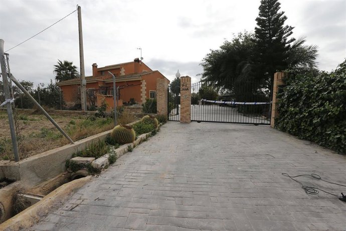 Domicilio que está siendo investigado tras la detención de un joven de 15 años en relación a la muerte de sus padres y su hermano, a 12 de febrero de 2021