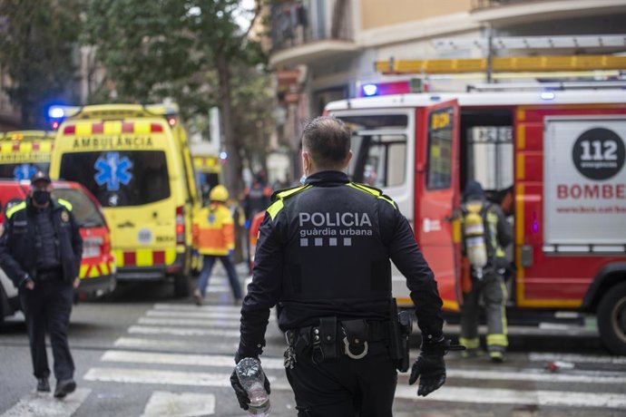 Un policia, una ambulncia, un camió de bombers i més professionals a l'Hotel Coronat de Nou de la Rambla de Barcelona, on s'ha produt un incendi, a 12 de febrer de 2022, a Barcelona, Catalunya, (Espanya).
