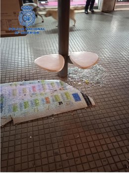 Marquesina de autobús fracturada.