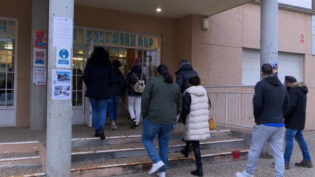 Votantes a la entrada de un colegio electoral.