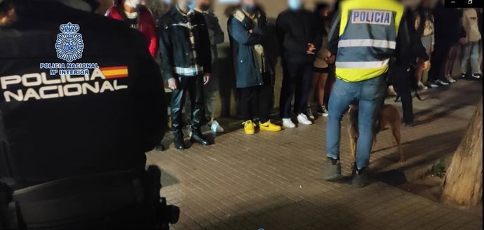 Desplegado un dispositivo especial de seguridad en la zona de ocio de Zaragoza tras una riña de bandas latinas.