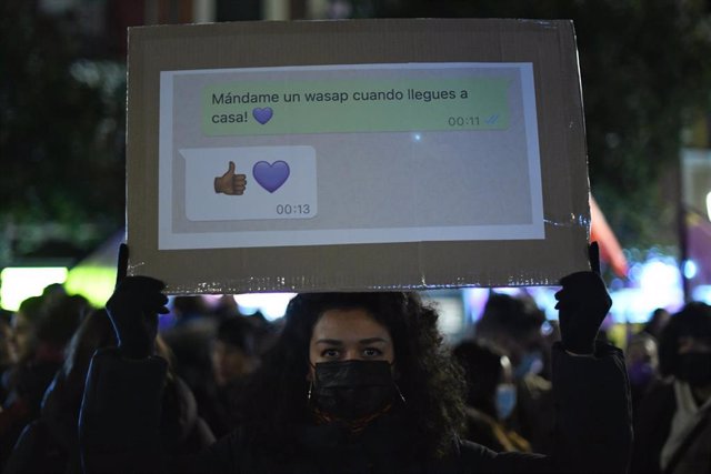 Archivo - Una mujer sostiene una pancarta en una concentración feminista convocada por la Asamblea 8M Lavapiés