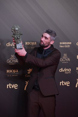El acor Chechu Salgado posa con su Goya en la 36ª gala de los Premios Goya, en el Palau de les Arts de Valencia, a 12 de febrero de 2022
