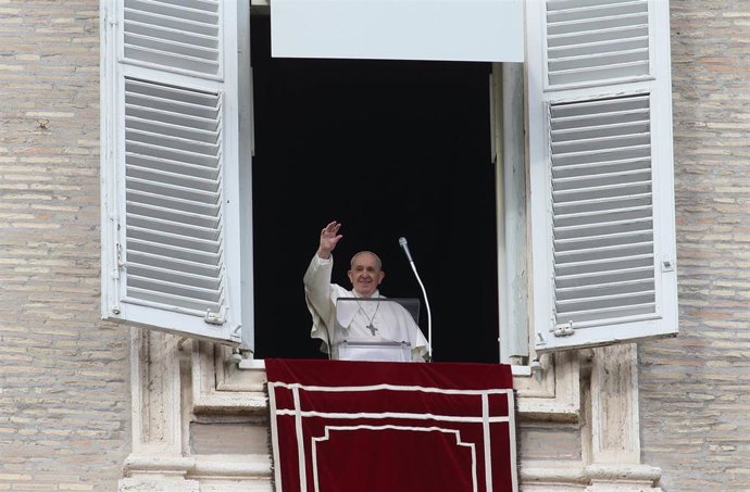 Archivo - Imagen de archivo del Papa Francisco ofreciendo el Ángelus desde la ventana del Palacio Apostólico del Vaticano