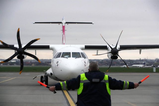 Archivo - Un avión en el Aeropuerto Internacional de Kiev