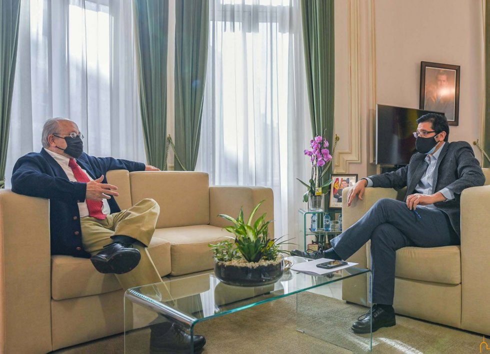 El presidente de la Diputación se ha reunido en el Palacio Provincial con el rector honorario de la UCLM.