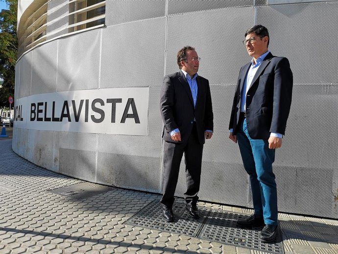 El portavoz de Cs en el Ayuntamiento de Sevilla, Álvaro Pimentel, junto a la Comisaría de Bellavista de la Policía Local.