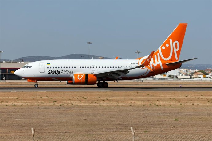 Un Boeing 737-700 de la aerolínea ucraniana SkyUp en Faro, Portugal