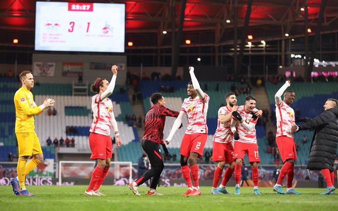 11 February 2022, Saxony, Leipzig: Leipzig players celebrate after the German Bundesliga soccer match between RB Leipzig and 1. FC Cologne at Red Bull Arena. Photo: Jan Woitas/dpa - IMPORTANT NOTICE: DFL and DFB regulations prohibit any use of photograp