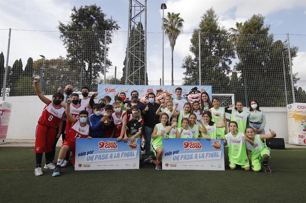 Imagen a la conclusión del encuentro entre los equipos de baloncesto CB Gelves y Club Náutico de Sevilla.