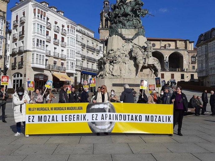Una concentración denuncia en Vitoria que la reforma de la ley mordaza "llega tarde" y no es suficiente