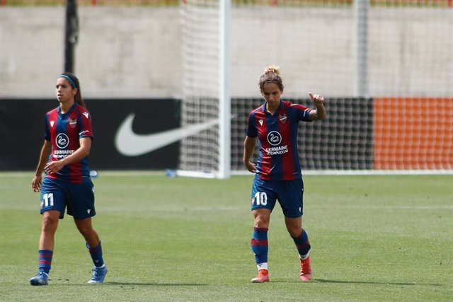Archivo - Natasa Andonova celebrando un gol del Levante junto a Alba Redondo