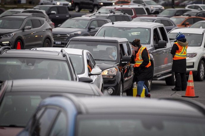 Archivo - 18 December 2021, Canada, Kingston: Cars line up at a COVID-19 vaccination drive-through site at St. Lawrence College in Kingston, Ontario. Photo: Lars Hagberg/The Canadian Press via ZUMA/dpa
