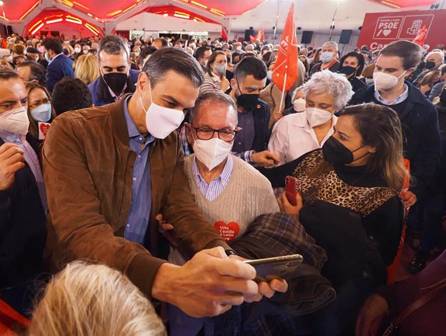 El presidente del Gobierno, Pedro Sánchez, se echa un selfie con un fan, en la Cúpula del Milenio donde se celebra el cierre de campaña del PSOE para las elecciones regionales del 13F, a 11 de febrero de 2022, en Valladolid, Castilla y León (España).