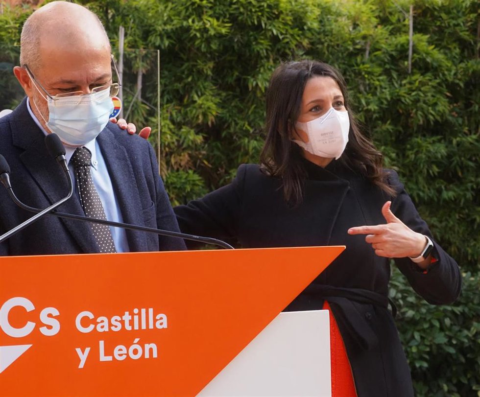 Archivo - La presidenta de Ciudadanos, Inés Arrimadas, y el exvicepresidente de la Junta, Francisco Igea, en  la presentación de las candidaturas para las elecciones autonómicas del 13 de febrero.