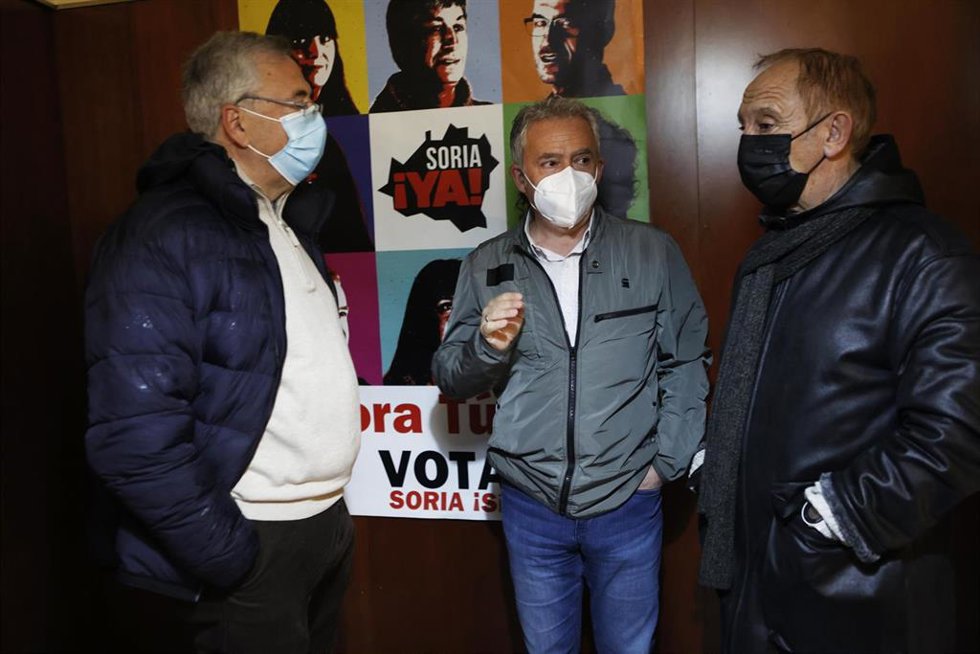 (I-D) Uno de los miembros de Soria ¡Ya!, Goyo Sanz; el candidato a la Presidencia de la Junta de Castilla y León por ¡Soria ya!, Ángel Ceña y otro de los miembros de la plataforma, José Manuel Gómez, valoran los resultados obtenidos por su formación en 