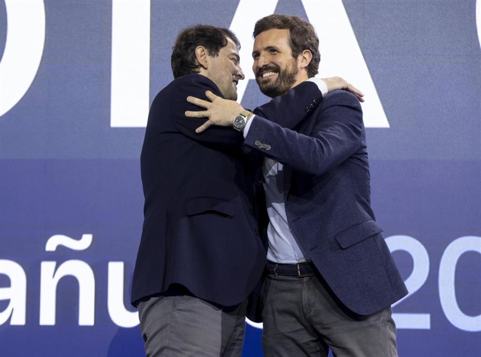 El candidato del PP a la presidencia de Castilla y León, Alfonso Fernández Mañueco (i) y el presidente del PP, Pablo Casado (d), en la Feria de Muestras de Valladolid donde se celebra el cierre de campaña del PP para las elecciones regionales del 13F, a