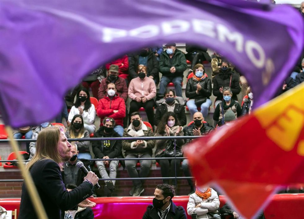 El candidato a la Junta, coportavoz estatal y líder de Podemos en Castilla y León, Pablo Fernández, interviene en un acto público de campaña electoral, en el Polideportivo Lavaderos, a 5 de febrero de 2022, en Burgos, Castilla y León (España).