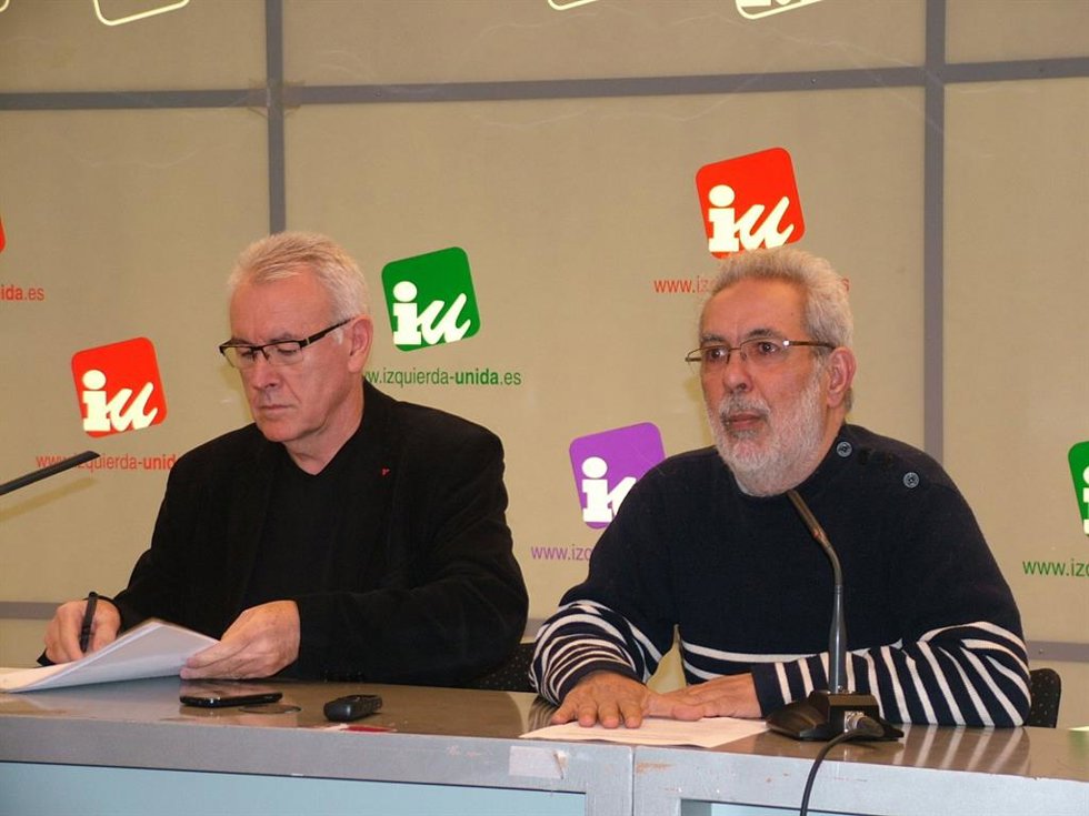 Archivo - El excoordinador federal de IU Cayo Lara y el representenante del sector crítico de IU José Antonio García Rubio.