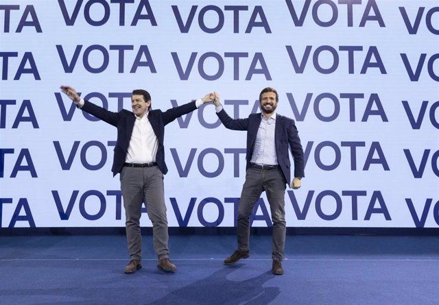 El candidato del PP a la presidencia de Castilla y León, Alfonso Fernández Mañueco,  y el presidente del PP, Pablo Casado, en el cierre de campaña en Valladolid, 