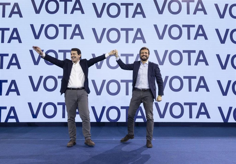 El candidato del PP a la presidencia de Castilla y León, Alfonso Fernández Mañueco, y el presidente del PP, Pablo Casado, en el cierre de campaña en Valladolid,