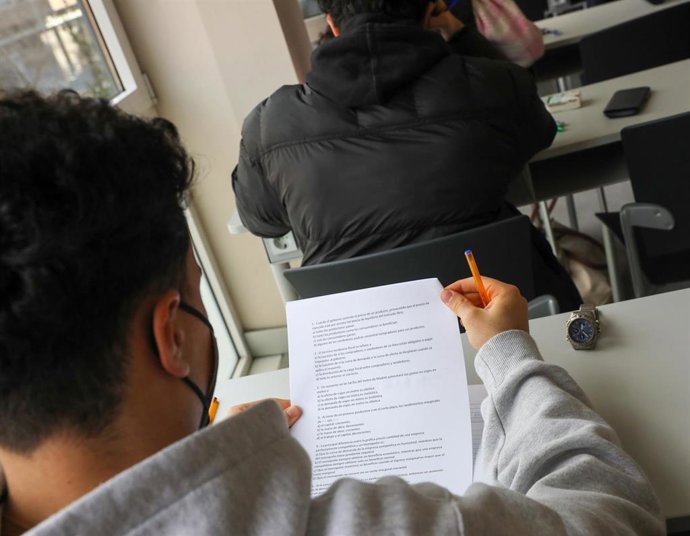 Archivo - Un alumno en un aula, foto de recurso  