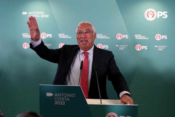 31 January 2022, Portugal, Lisbon: Portuguese incumbent Prime Minister and leader of the Socialist party (PS) Antonio Costa waves as he addresses the nation after winning the  Portugal's General Election. Photo: Pedro Fiuza/ZUMA Press Wire/dpa