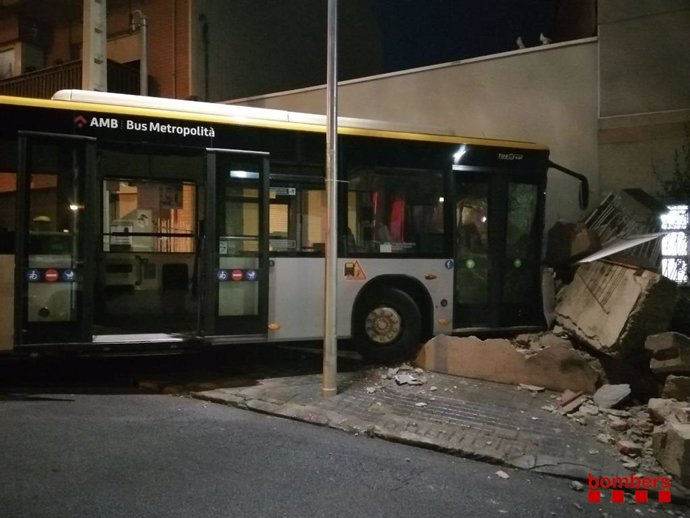 El autobús accidentado en Montgat (Barcelona).
