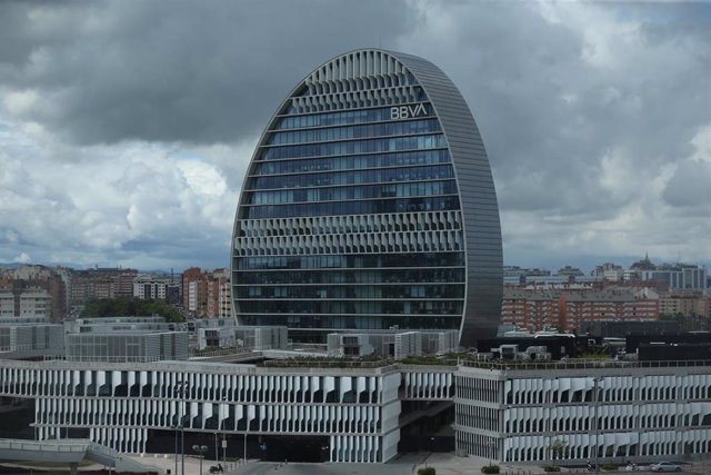 Archivo - Edificio de la sede de BBVA en Madrid, conocido como ‘La Vela'