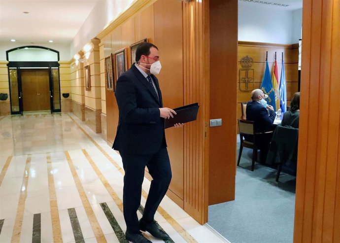 El presidente del Principado de Asturias, Adrián Barbón, preside la reunión del Consejo de Gobierno.