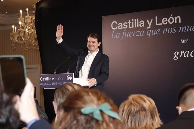 El candidato a la Presidencia de la Junta de Castilla y León por el PP, Alfonso Fernández Mañueco, valora los resultados obtenidos en los comicios durante la noche electoral del 13F, a 13 de febrero de 2022, en Castilla y León (España). 