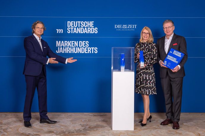 Dr. Florian Langescheidt honors lavera as Brand of the Century THE NATURAL COSMETICS and hands over the trophy to Claudia Haase and inventor Thomas Haase