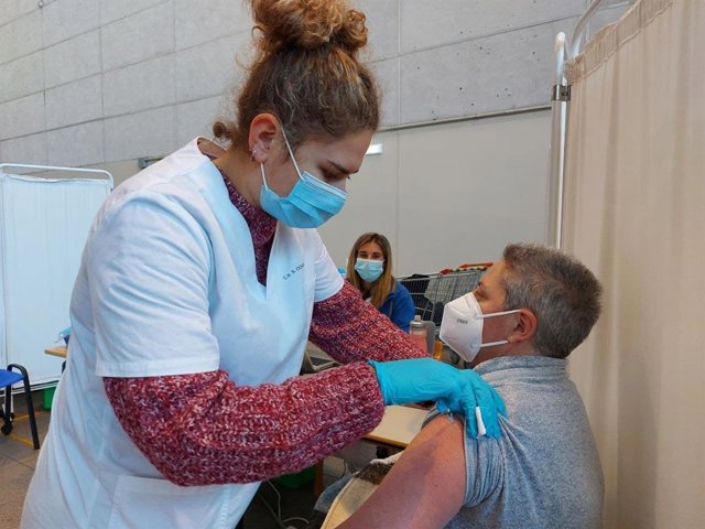 Archivo - Jornada de vacunación de refuerzo contra la COVID-19 para vacunados con Janssen en el área sanitaria V (Gijón).