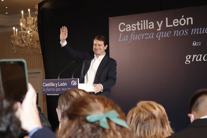 El candidato a la Presidencia de la Junta de Castilla y León por el PP, Alfonso Fernández Mañueco, valora los resultados obtenidos por su formación en los comicios para Castilla y León durante la noche electoral del 13F, en el Hotel Alameda Palace, a 13